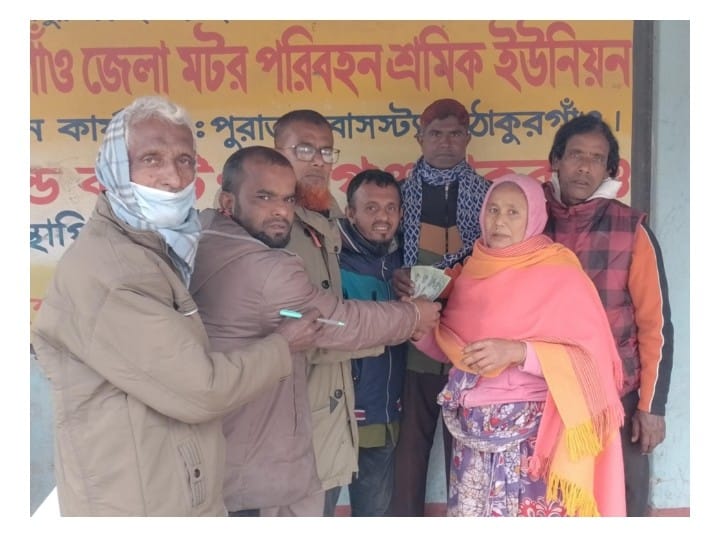 পীরগঞ্জে মোটর শ্রমিকের মৃত্যুর অনুদান প্রদান