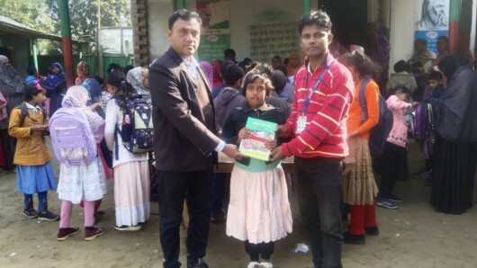 গাইবান্ধার দারিয়াপুরে আইডিয়াল প্রি-ক্যাডেট স্কুলে বই বিতরন অনুষ্টিত