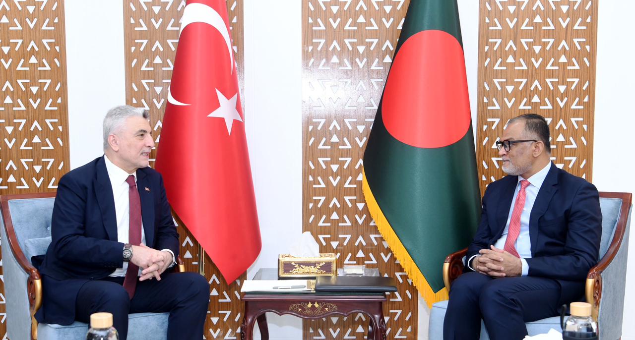 বাণিজ্য উপদেষ্টার সাথে তুর্কিয়ের বাণিজ্য মন্ত্রীর সৌজন্য সাক্ষাৎ