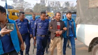 ঘুষ নিতে গিয়ে ধরা খেলেন ঠাকুরগাঁও আঞ্চলিক পাসপোর্ট অফিসের কর্মকর্তা !
