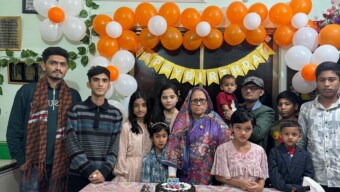 মা’কে আনন্দ দিতে সন্তানদের ব্যতিক্রমী আয়োজন, শুভ জন্মদিনের শুভেচ্ছা মা”
