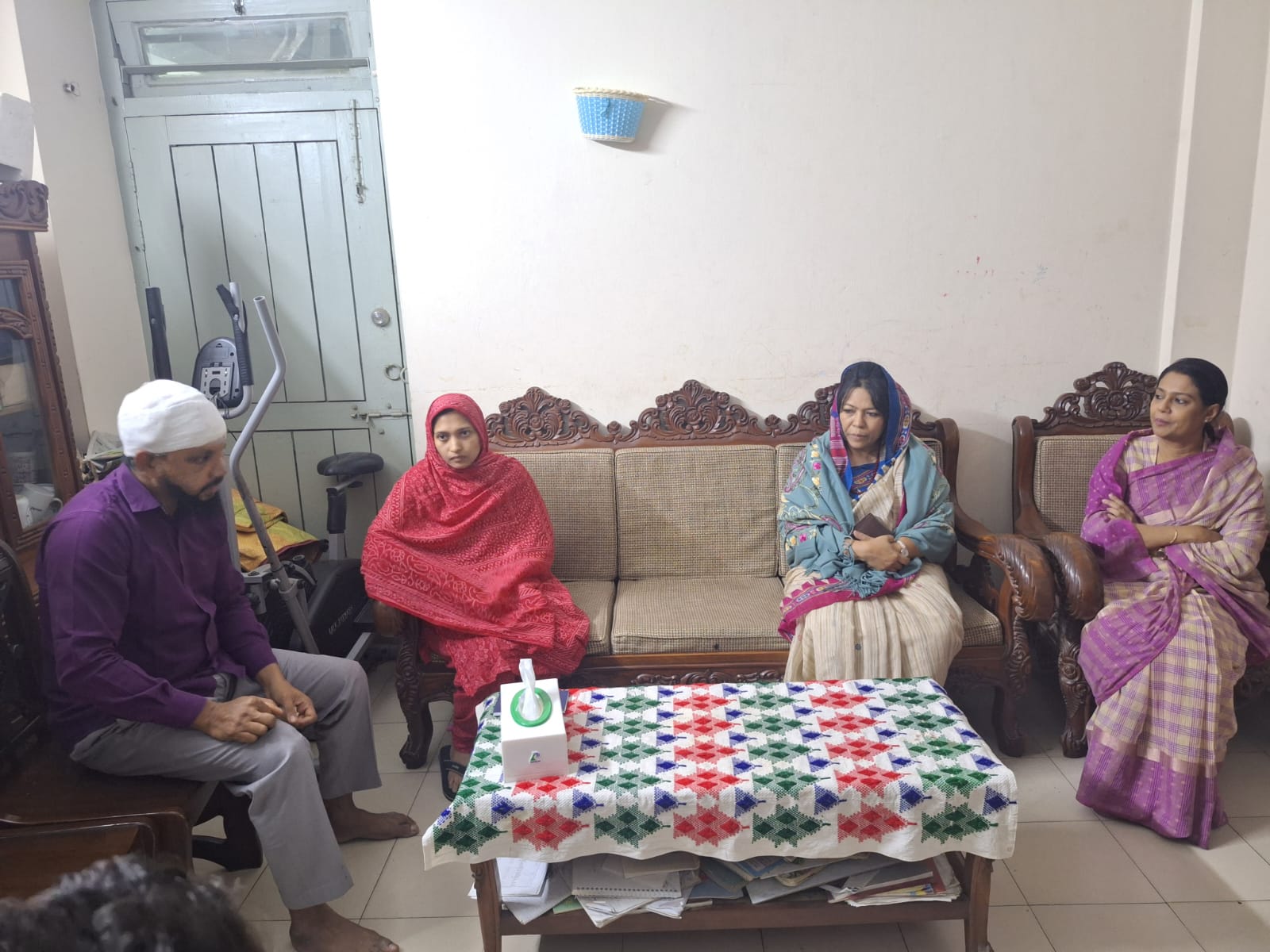 পলিথিন বিরোধী অভিযানে আহত পরিচালকের স্বাস্থ্যের খোঁজ নিতে বাসায় পরিবেশ উপদেষ্টা