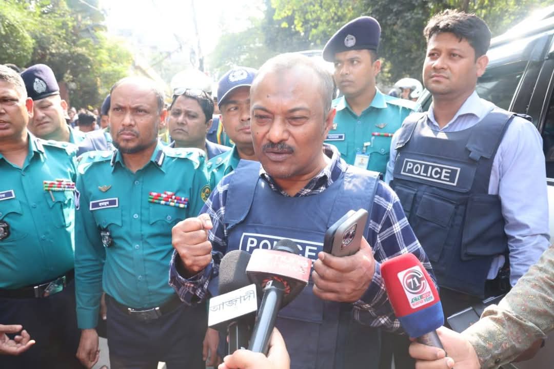 সিএমপি কমিশনার মহাদয়ের নেতৃত্বে থানা পুলিশ, বিশেষায়িত সোয়াত ও ডিবি টিম কর্তৃক হোস্টেজ রেসকিউ অপারেশন পরিচালনা করে ১ জন ভিকটিম উদ্ধারসহ ২ জন ডাকাত সদস্য গ্রেফতার