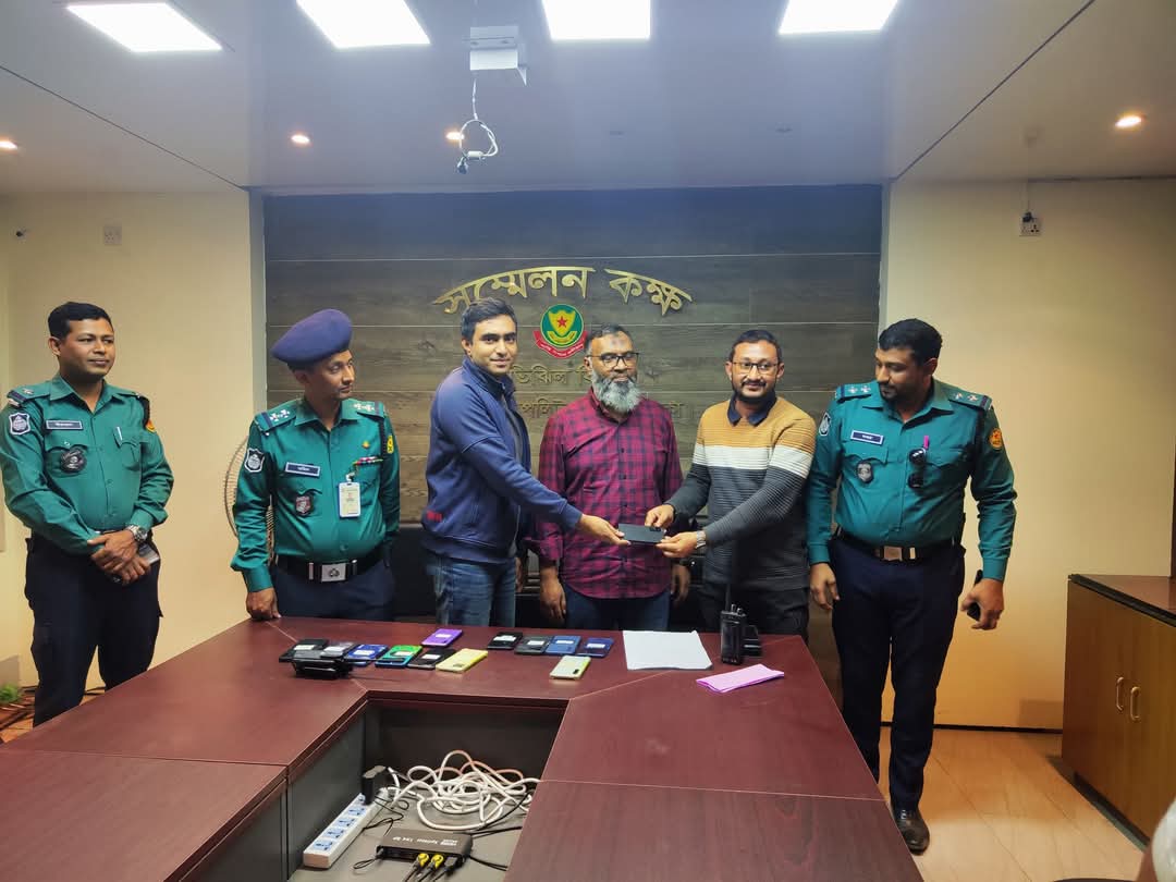 হারিয়ে যাওয়া ২০টি মোবাইল ফোন উদ্ধার করে প্রকৃত মালিকদের বুঝিয়ে দিলো ডিএমপির পল্টন থানা পুলিশ