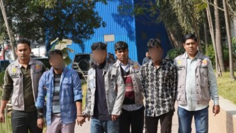 যাত্রাবাড়ীতে দুর্ধর্ষ ডাকাত ও ছিনতাইকারী চক্রের তিন সদস্যকে গ্রেফতার করেছে ডিবি