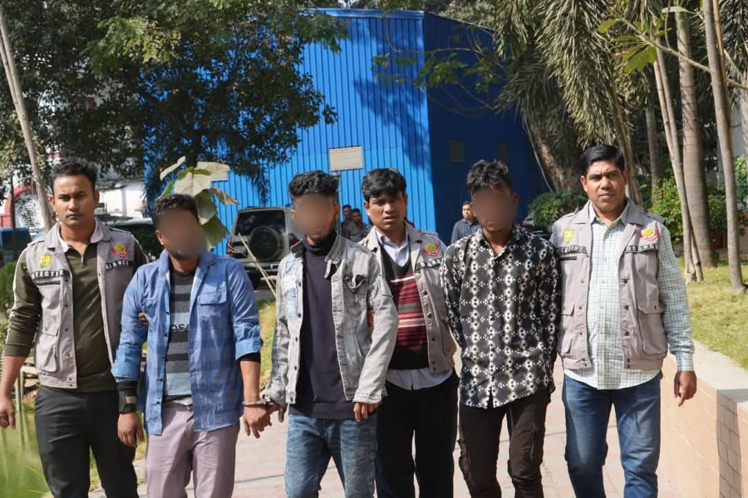 যাত্রাবাড়ীতে দুর্ধর্ষ ডাকাত ও ছিনতাইকারী চক্রের তিন সদস্যকে গ্রেফতার করেছে ডিবি