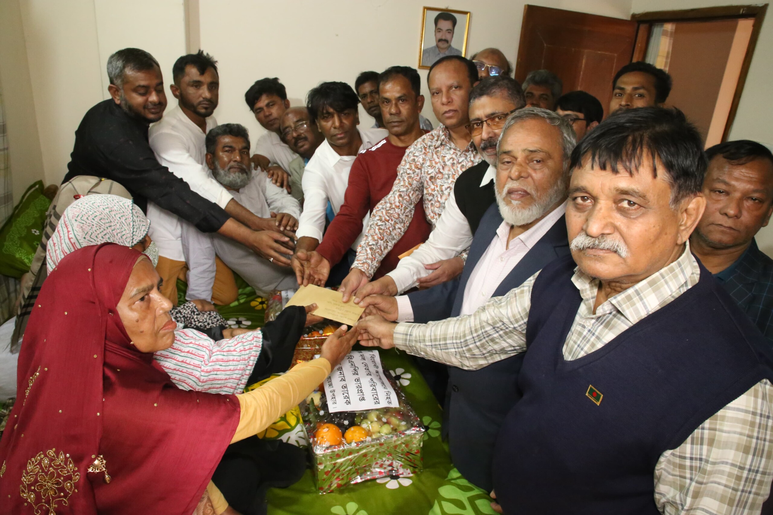গণঅভ্যুত্থানে নিহত দুই শহীদ শ্রমিক পরিবারের পাশে শ্রমিক দল