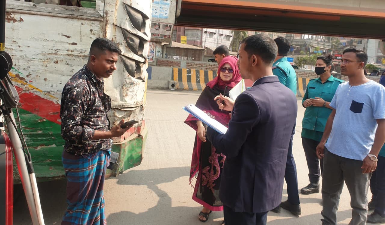 বায়ুদূষণ ও নিষিদ্ধ পলিথিন বিরোধী অভিযানে ৪০ লাখ টাকা জরিমানা, ১১ ইটভাটা বন্ধ