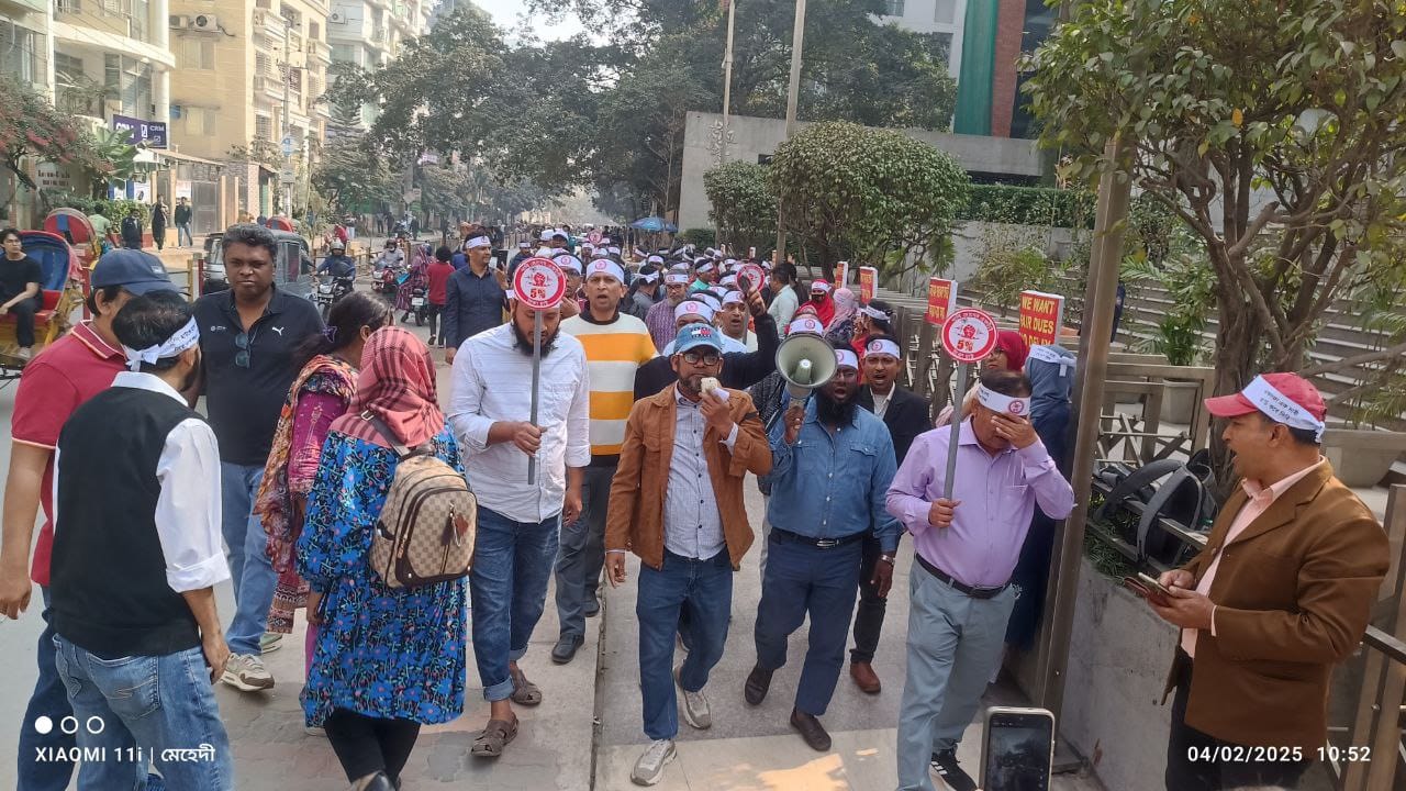 ঢাকার বসুন্ধরায় গ্রামীণ ফোনের অফিসের সামনে চাকরিচুত্যদের বিক্ষোভ