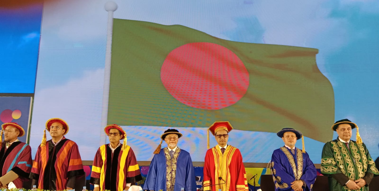 ড্যাফোডিল ইন্টারন্যাশনাল ইউনিভার্সিটির দ্বাদশ সমাবর্তন অনুষ্ঠানে প্রাথমিক ও গণশিক্ষা উপদেষ্টা-সততা ও পরিশ্রম দিয়ে শিক্ষার্থীরাগড়ে তুলবে সমৃদ্ধশালী বাংলাদেশ