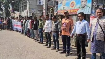 পটুয়াখালী জেলা গলাচিপায় বাংলাভিশন টিভির কুয়াকাটা প্রতিনিধির উপর হামলার বিচারের দাবিতে মানববন্ধন
