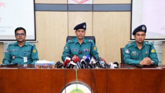 ডিবি পরিচয়ে দুর্ধর্ষ ডাকাতি; ধানমন্ডি থানা কর্তৃক লুন্ঠিত মালামাল উদ্ধারসহ সংঘবদ্ধ ডাকাত দলের ১২ সদস্য গ্রেফতার