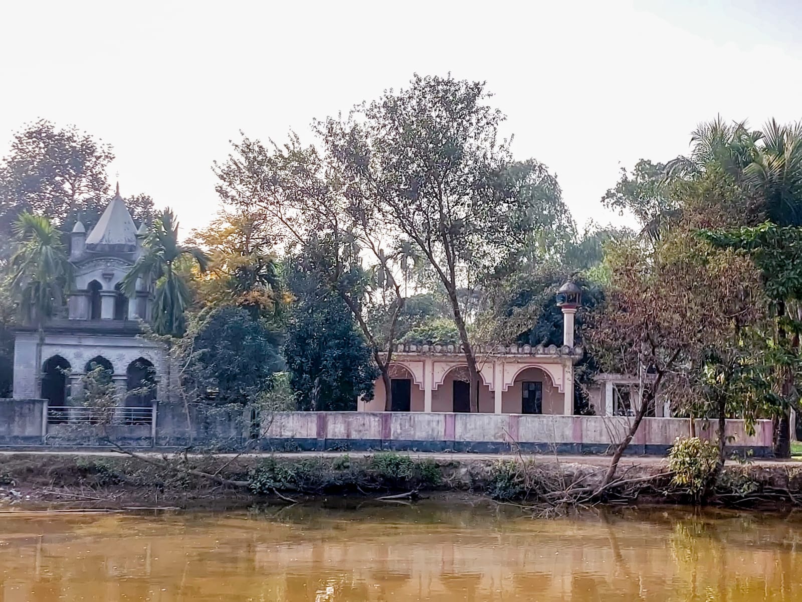 বীরগঞ্জে পাশাপাশি মসজিদ-মন্দির ধর্মীয় সম্প্রীতির উজ্জ্বল নিদর্শন