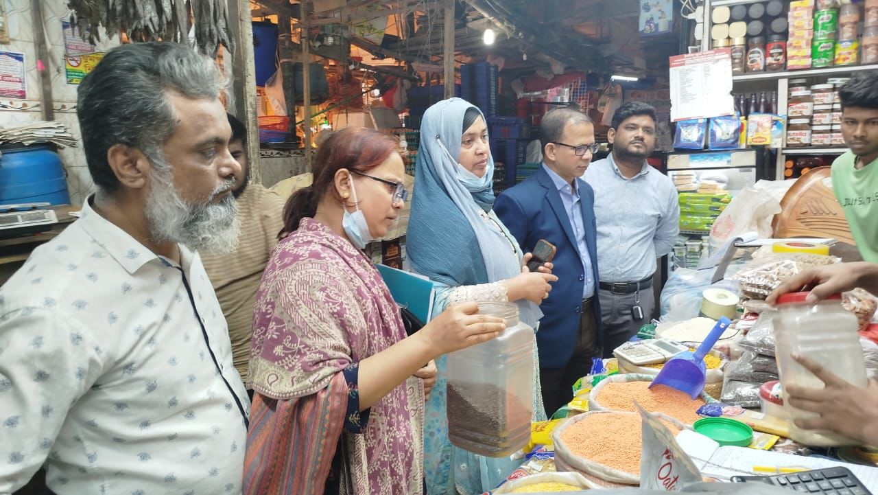 বাণিজ্য মন্ত্রণালয়ের তদারকি টীমের অভিযানে ৬৫০০ টাকা জরিমানা আদায়