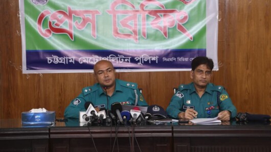 সিএমপি’র বায়েজিদ বোস্তামী থানার পুলিশের অভিযানে শীর্ষ সন্ত্রাসী মিজানের সহযোগী মিল্লাত সহ ০৩(তিন) জন দুর্ধর্ষ ডাকাত বিদেশী পিস্তল, গুলি ও অন্যান্য অস্ত্রসহ আটক