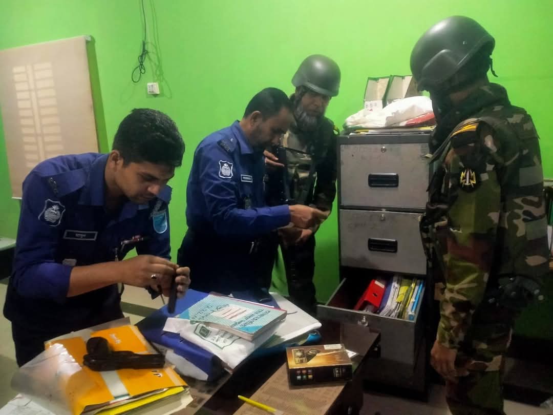বোয়ালমারীতে যৌথ বাহিনীর অভিযানে অস্ত্র, মাদক ও বিবিধ সরঞ্জামাদি উদ্ধার