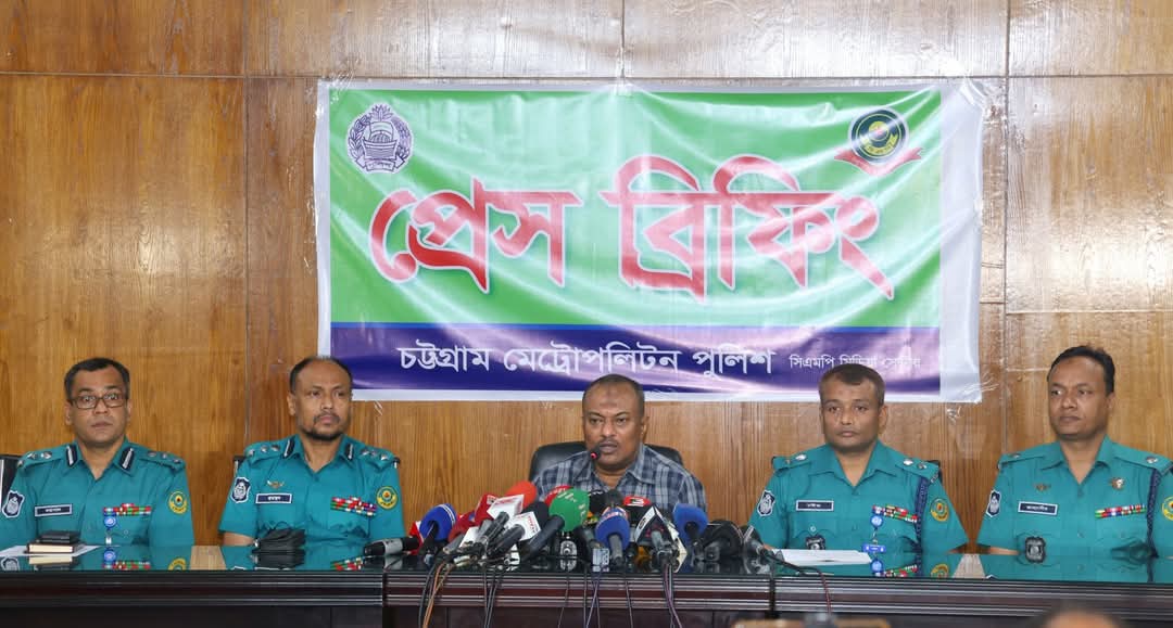 সিএমপি’র বিশেষ টিম কর্তৃক চট্টগ্রামের অস্ত্রধারী শীর্ষ সন্ত্রাসী ছোট সাজ্জাদ গ্রেফতার