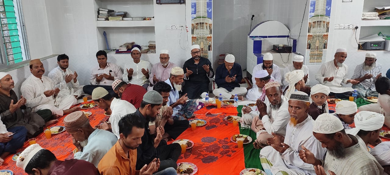 ভান্ডারিয়ায় গণমানুষের সাথে বিএনপি নেতার ইফতার