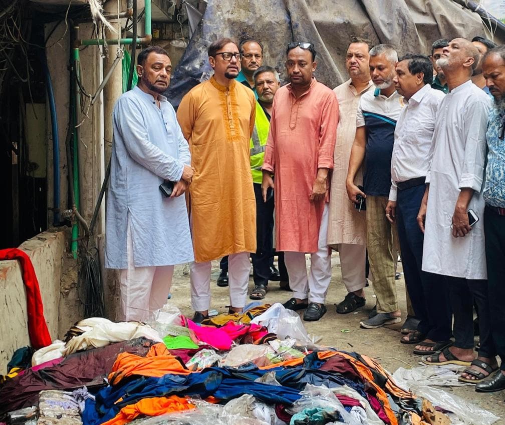 টেরিবাজারে অগ্নিকাণ্ডে ক্ষতিগ্রস্ত মার্কেট পরিদর্শনে মেয়র ডা. শাহাদাত