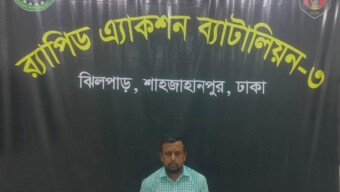 ২০টি প্রতারণা মামলার ওয়ারেন্টভুক্ত পলাতক আসামি মীর হাফিজুর রহমান (৪৫)’কে ঢাকা মহানগরীর পল্টন থানাধীন এলাকা হতে গ্রেফতার করেছে র‍্যাব-৩