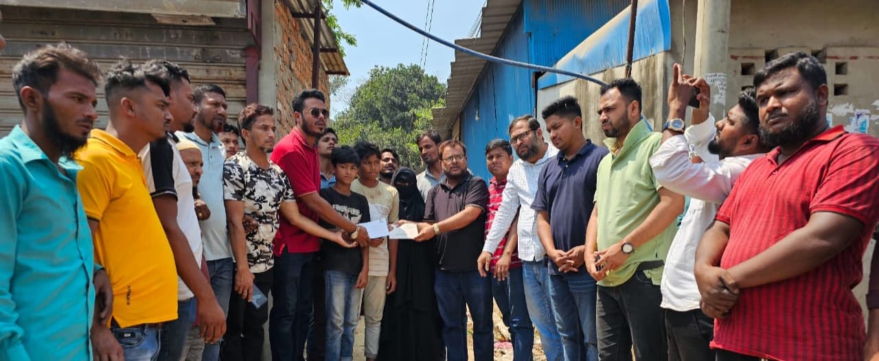 গণতান্ত্রিক আন্দোলনে শহীদ স্বেচ্ছাসেবক দল নেতার পরিবারকে তারেক রহমানের ঈদ উপহার