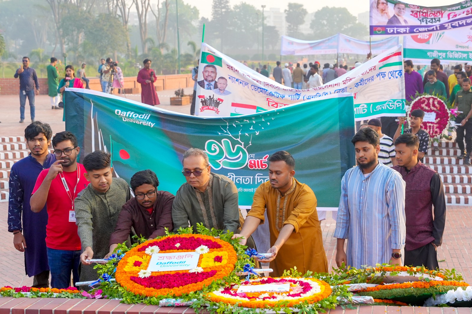 মহান স্বাধীনতা দিবসে জাতীয় স্মৃতিসৌধে জাতির শ্রেষ্ঠ সন্তন বীর শহীদদের প্রতি ড্যাফোডিল ইন্টারন্যাশনাল ইউনিভার্সিটি’র শ্রদ্ধা নিবেদন