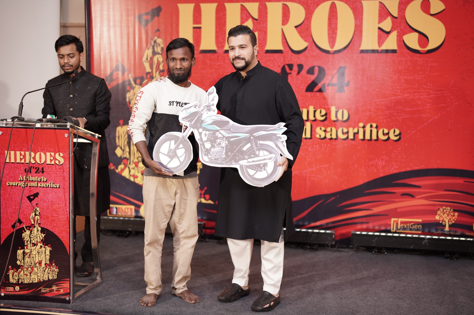 স্বাধীনতা দিবসে ’হিরোস অফ ২৪‘ দের মাঝে ঈদ উপহার বিতরণ করলো সেফটি নেটওয়ার্ক বাংলাদেশ