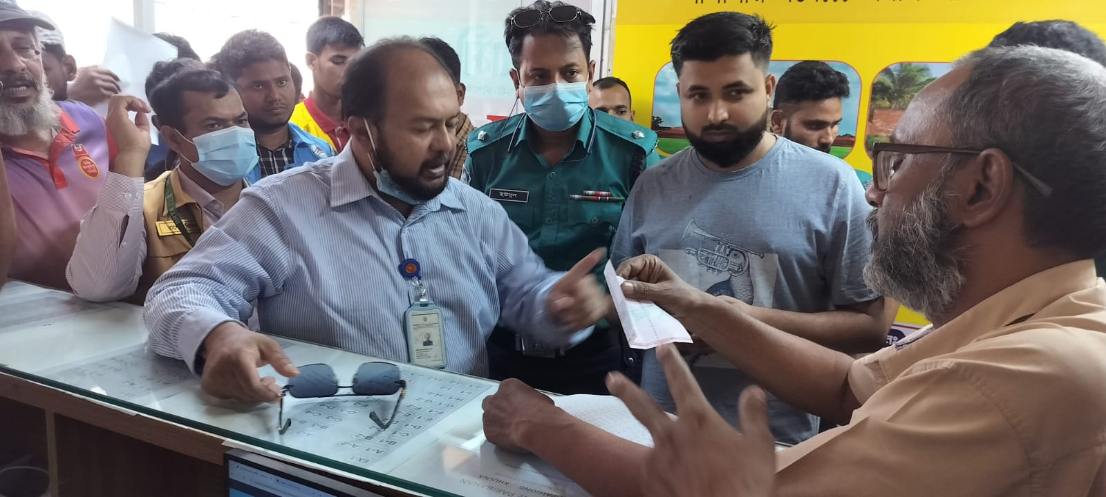 আব্দুল্লাপুরের বিভিন্ন কাউন্টারে অতিরিক্ত ভাড়া আদায়ের বিরুদ্ধে বি আর টি এ এর মোবাইল কোট এর অভিযান