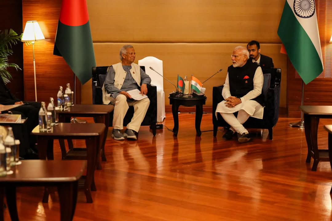 বাংলাদেশের প্রধান উপদেষ্টা অধ্যাপক ড. মুহাম্মদ ইউনূস ও ভারতের প্রধানমন্ত্রী নরেন্দ্র মোদীর প্রথম বৈঠক