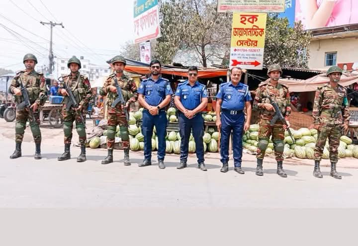 যানজট প্রতিরোধে বীরগঞ্জ পুলিশ সেনাবাহিনীর যৌথ অভিযানে স্বস্তি