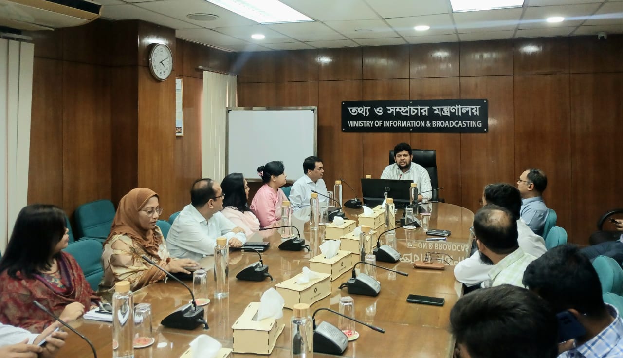 মন্ত্রণালয়ের কর্মকর্তাদের সঙ্গে তথ্য উপদেষ্টার ঈদ-পরবর্তী শুভেচ্ছা বিনিময়