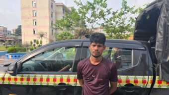 রাজধানীর খিলগাঁও থানাধীন নন্দীপাড়া এলাকায় চায়ের দোকানে বিল দেওয়াকে কেন্দ্র করে মাইজউদ্দিনকে পিটিয়ে হত্যার আলোচিত প্রধান আসামি মনির (৩০)’ কে বরিশাল জেলার বাকেরগঞ্জ থেকে গ্রেফতার করেছে র‍্যাব-৩