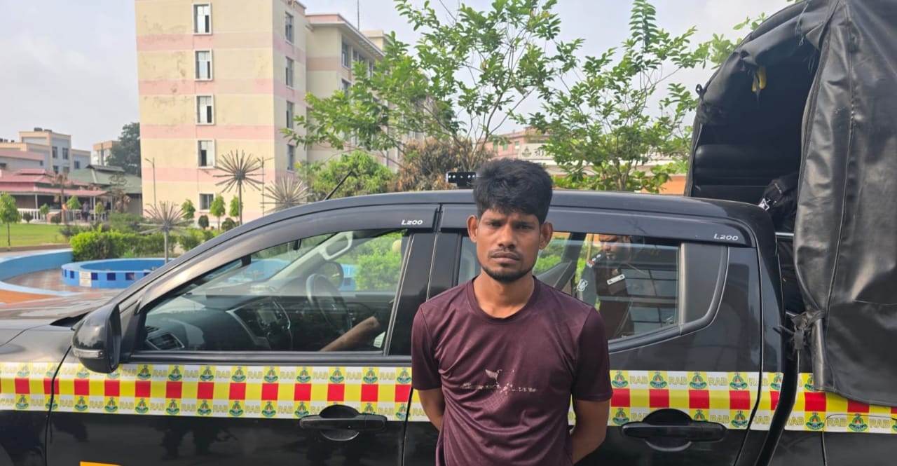 রাজধানীর খিলগাঁও থানাধীন নন্দীপাড়া এলাকায় চায়ের দোকানে বিল দেওয়াকে কেন্দ্র করে মাইজউদ্দিনকে পিটিয়ে হত্যার আলোচিত প্রধান আসামি মনির (৩০)’ কে বরিশাল জেলার বাকেরগঞ্জ থেকে গ্রেফতার করেছে র‍্যাব-৩