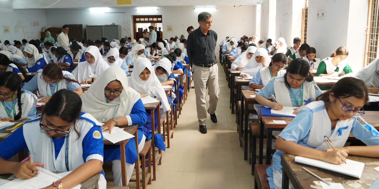 এসএসসি ও সমমানের পরীক্ষার কেন্দ্র পরিদর্শন করেছেন শিক্ষা উপদেষ্টা