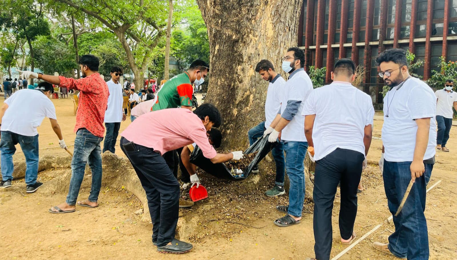 হাকিম-মিলন চত্ত্বরে ছাত্রদল নেতার পরিচ্ছন্নতা অভিযান