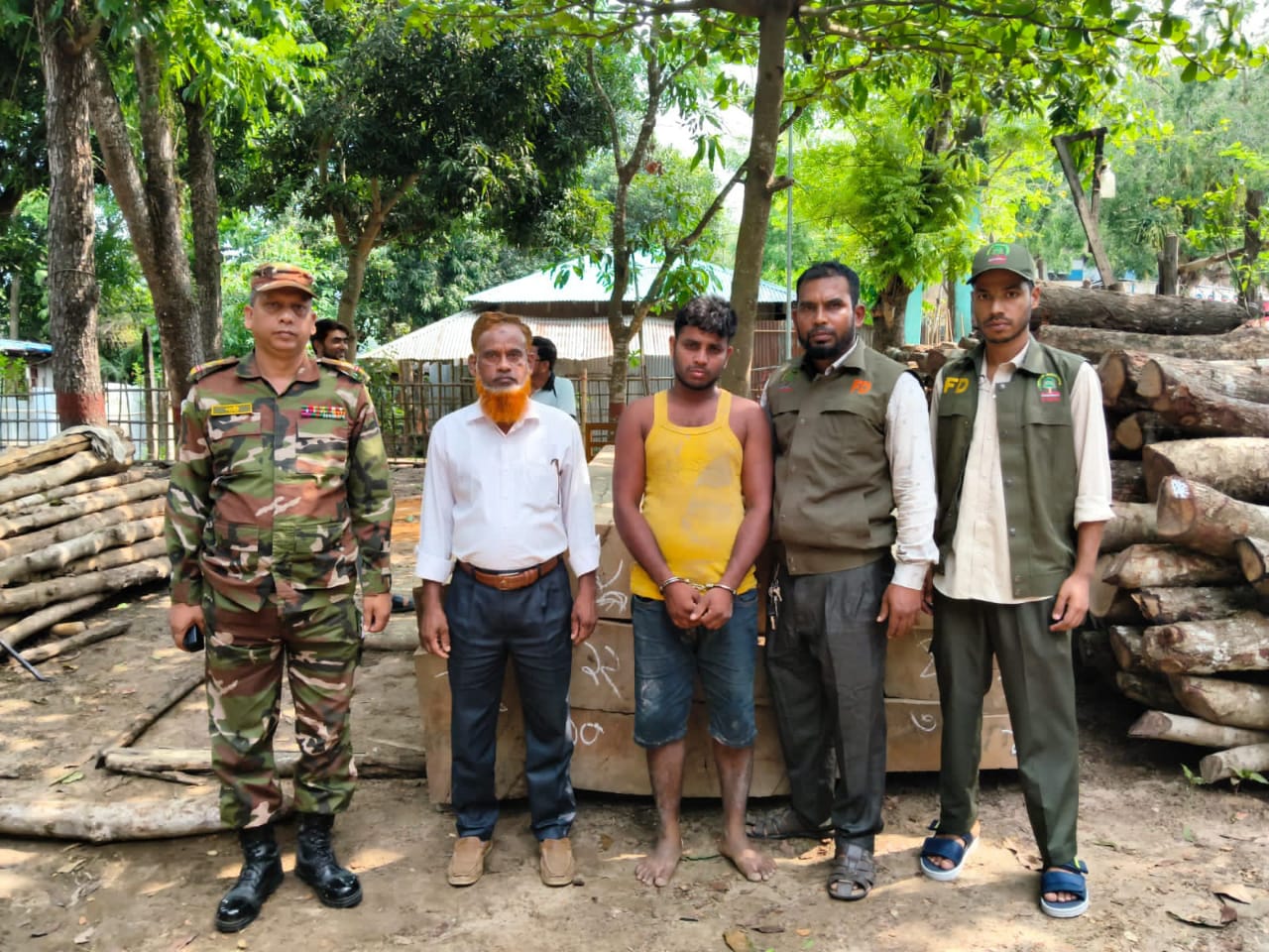 অবৈধ পথে পাচার কালে বাঙ্গালহালিয়া আর্মি ক্যাম্প ৫ লাখ টাকার সেগুনের কাঠ উদ্ধার