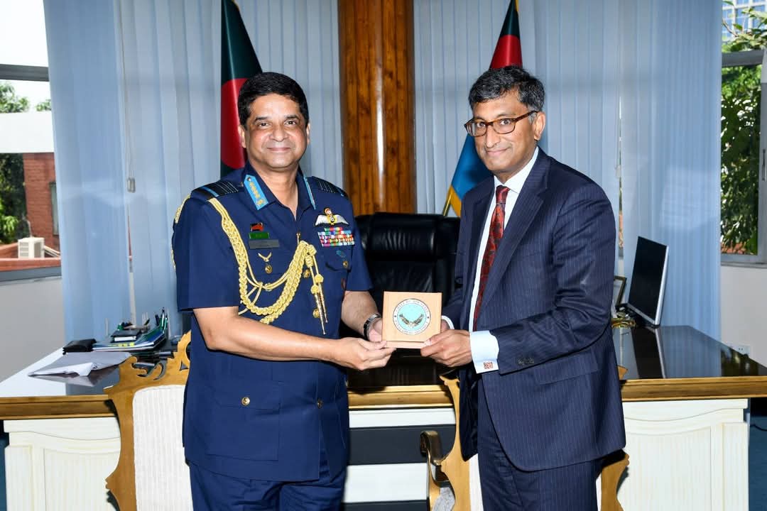 বাংলাদেশ বিমান বাহিনী প্রধানের সাথে কানাডার ইন্দো-প্যাসিফিক বাণিজ্য প্রতিনিধি মি. পল থোপিল এর সৌজন্য সাক্ষাৎ