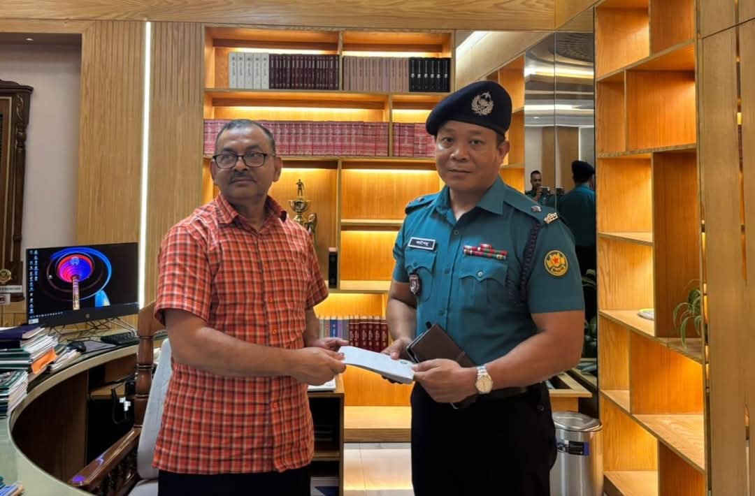 ধানমন্ডি থানার অফিসার ইনচার্জকে বিশেষভাবে পুরস্কৃত করেছেন ডিএমপি কমিশনার