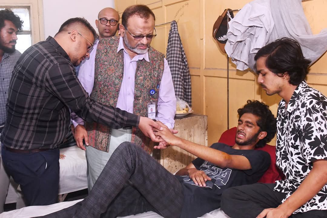 চাঁদনী চক মার্কেটে ছাত্রী হেনস্থার প্রতিবাদ করতে গিয়ে দুই শিক্ষার্থীকে মারধরের ঘটনায় ঢাকা বিশ্ববিদ্যালয় প্রশাসনের প্রতিবাদ