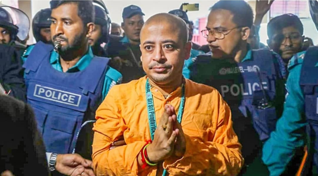 রাষ্ট্রদ্রোহ মামলায় চিন্ময় দাসের জামিন স্থগিত করেছে চেম্বার আদালত