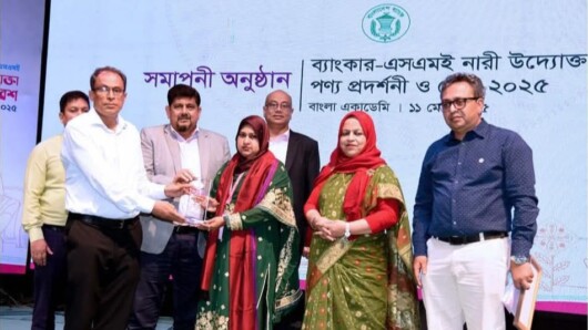 বাংলাদেশ ব্যাংক আয়োজিত ‘এসএমই নারী উদ্যোক্তা মেলায়’ সম্মাননা পেয়েছে আল-আরাফাহ্ ইসলামী ব্যাংকের নারী উদ্যোক্তা রোজী আহমেদ