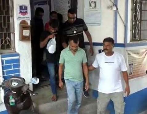 ভারতে খুলনার দৌলতপুরে মজনু গাজী সহ আওয়ামীলীগের ৩ নেতা গ্রেপ্তার