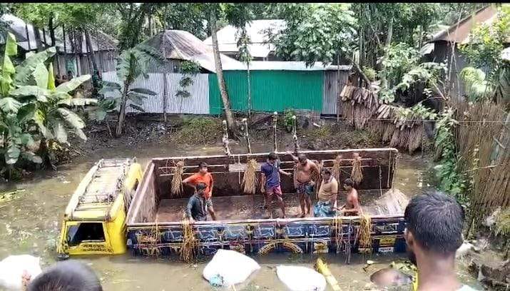রাজবাড়ী-কুষ্টিয়া আঞ্চলিক মহাসড়কে গরুবাহী একটি ট্রাক নিয়ন্ত্রণ হারিয়ে খাদে উল্টে দুই ব্যবসায়ী নিহত