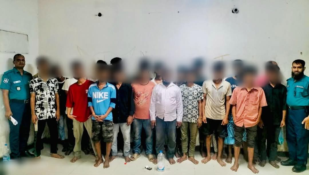 অনলাইনে ইলিশ বিক্রির নামে পেইজ খুলে অভিনব প্রতারণা; ডিবি কর্তৃক প্রতারক চক্রের আট সদস্য গ্রেফতার