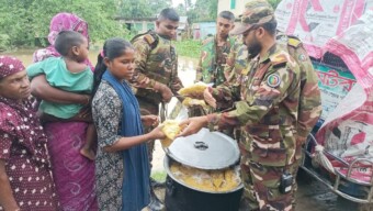 সিলেটে সাম্প্রতিক বন্যায় আশ্রয়কেন্দ্রে অবস্থানরত বন্যাদুর্গত মানুষদের মাঝে বাংলাদেশ সেনাবাহিনীর খাদ্য বিতরণ