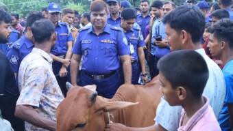 আসন্ন পবিত্র ঈদ-উল-আযহা উপলক্ষে গবাদিপশুর হাট-বাজারে জেলা পুলিশ সুপারের পরিদর্শন