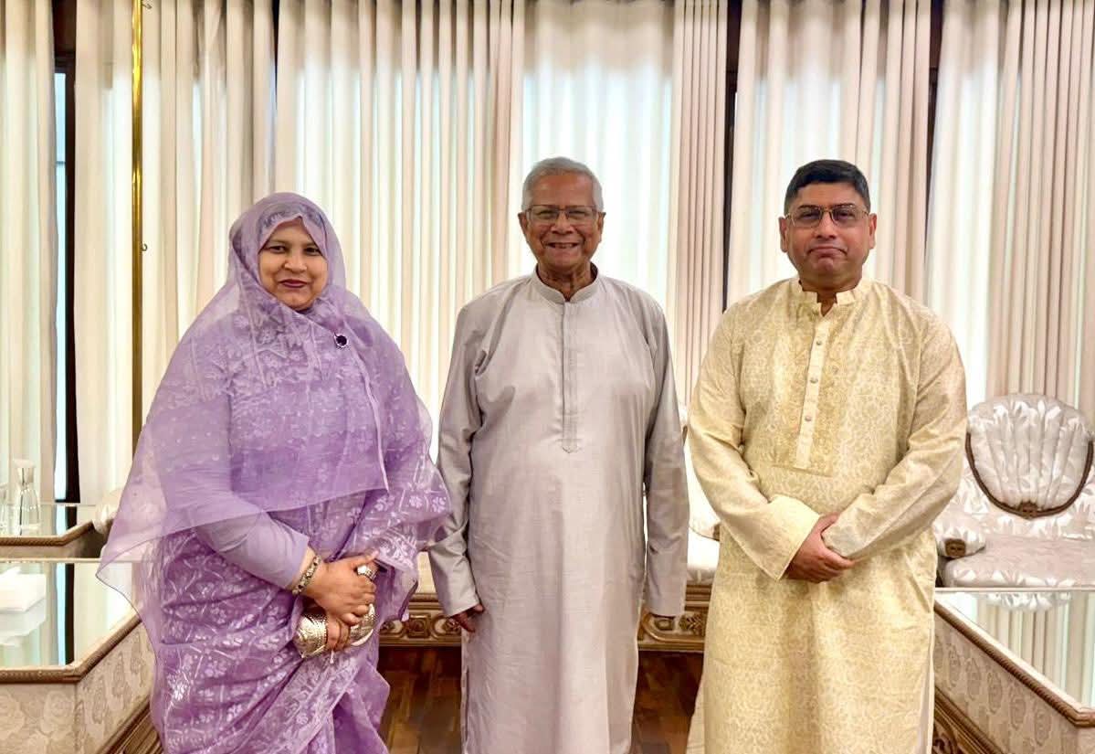 প্রধান উপদেষ্টার সাথে সেনাপ্রধানের সস্ত্রীক ঈদ শুভেচ্ছা বিনিময়