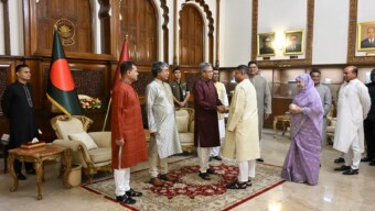 মহামান্য রাষ্ট্রপতির সাথে সেনাপ্রধানের সস্ত্রীক ঈদ শুভেচ্ছা বিনিময়