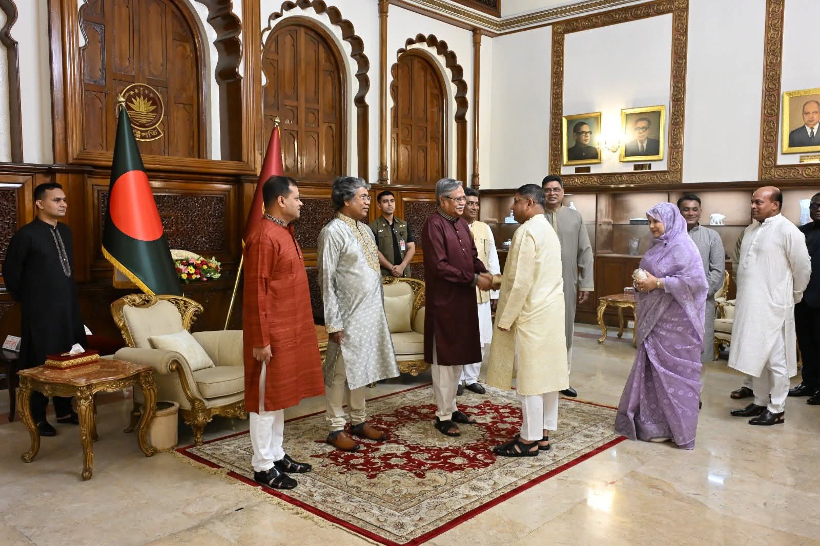 মহামান্য রাষ্ট্রপতির সাথে সেনাপ্রধানের সস্ত্রীক ঈদ শুভেচ্ছা বিনিময়