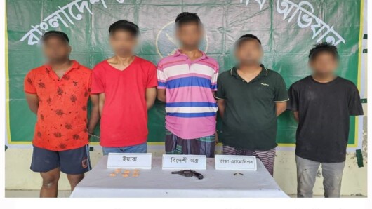 খুলনা শহরের চানমারী বাজার এলাকায় যৌথ অভিযানে বিদেশী রিভলবার সহ গ্রেফতার ৫ জন